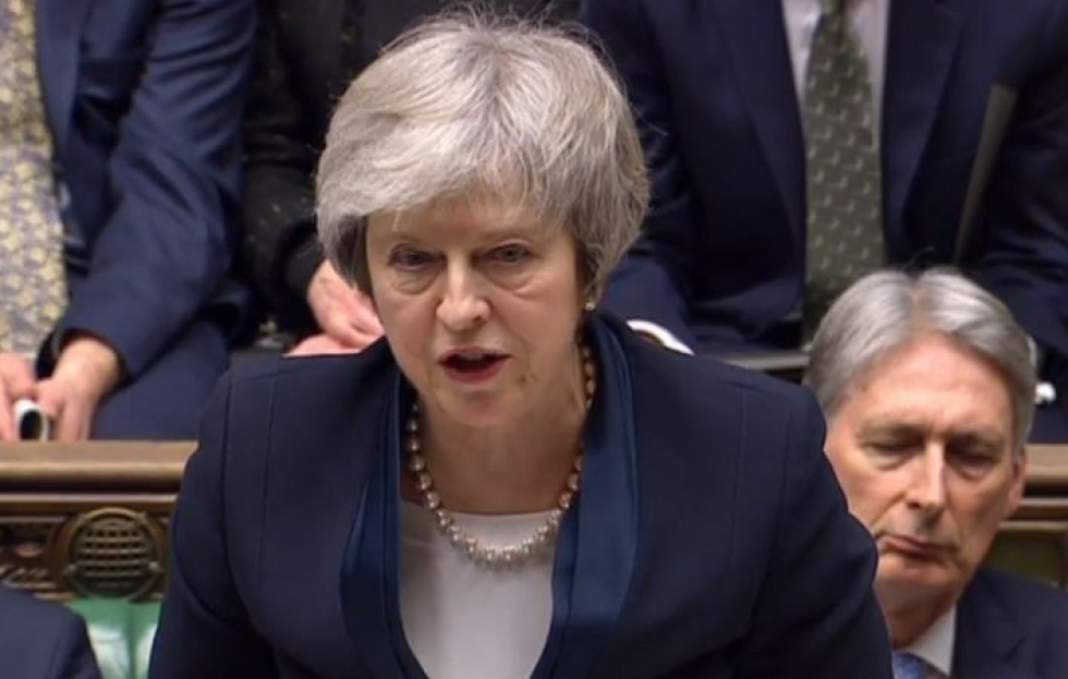Brittilehtien mukaan maan pääministerin Theresa Mayn valta on huvennut tyrmäävän äänestystuloksen ja keskiviikkoisen luottamusäänestyksen takia. LEHTIKUVA / AFP