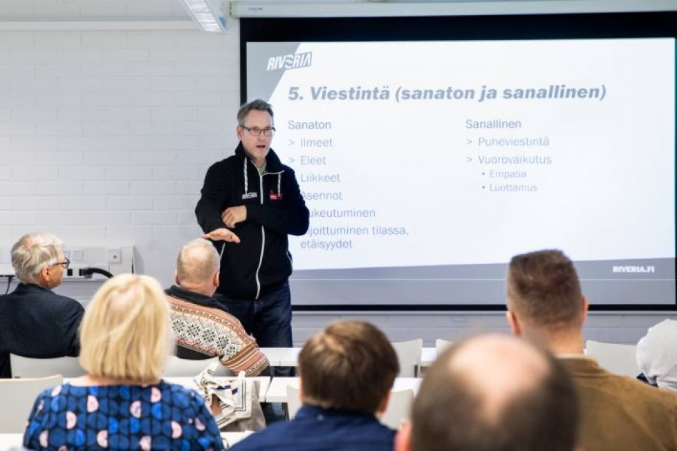 Turvallisuuskulttuurin kehittämispäivässä Jeri Kerkkonen opetti Itä-Suomen yliopiston henkilökunnalle, kuinka uhkaavan henkilön tunnistaa.