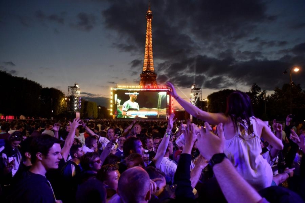 Belgian fanit juhlivat joukkueensa puolivälieräpaikkaa Pariisin fanikatsomossa myöhään eilen. LEHTIKUVA/AFP