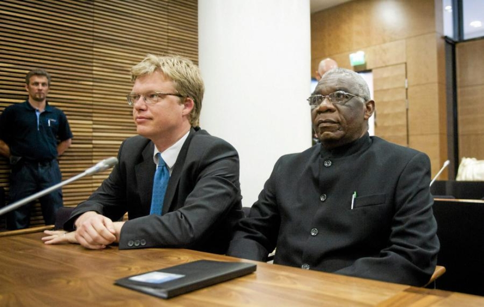 Syytetty ruandalaismies Francois Bazaramba (oik.) avustajansa lakimies Ville Hoikkalan kanssa Helsingin hovioikeudessa 22. elokuuta 2011.