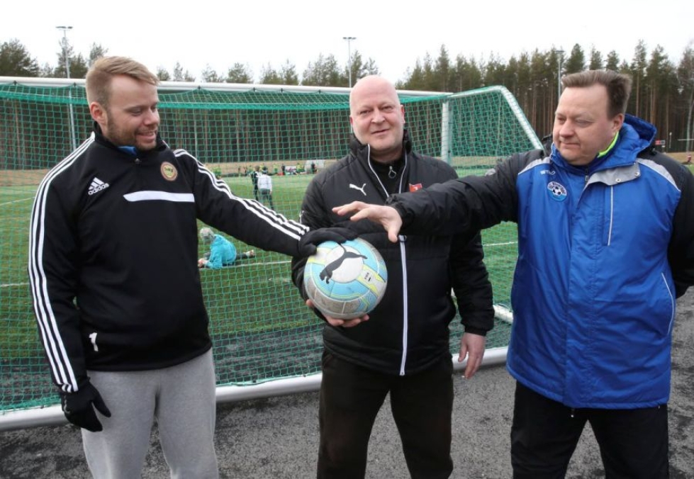 Vasemmalla kuvassa oleva Juha Paavilainen (JoPS), Jouni Lehtimäki (Jippo) ja Jaakko Manninen (SC Riverball) kehuvat kaikki valmentajien välistä yhteistyötä.