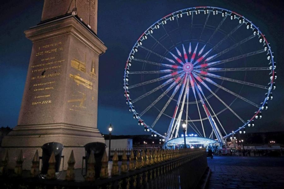 Maailmanpyörä ja obeliski Place de la Concordella. Kuva on otettu sunnuntaina.