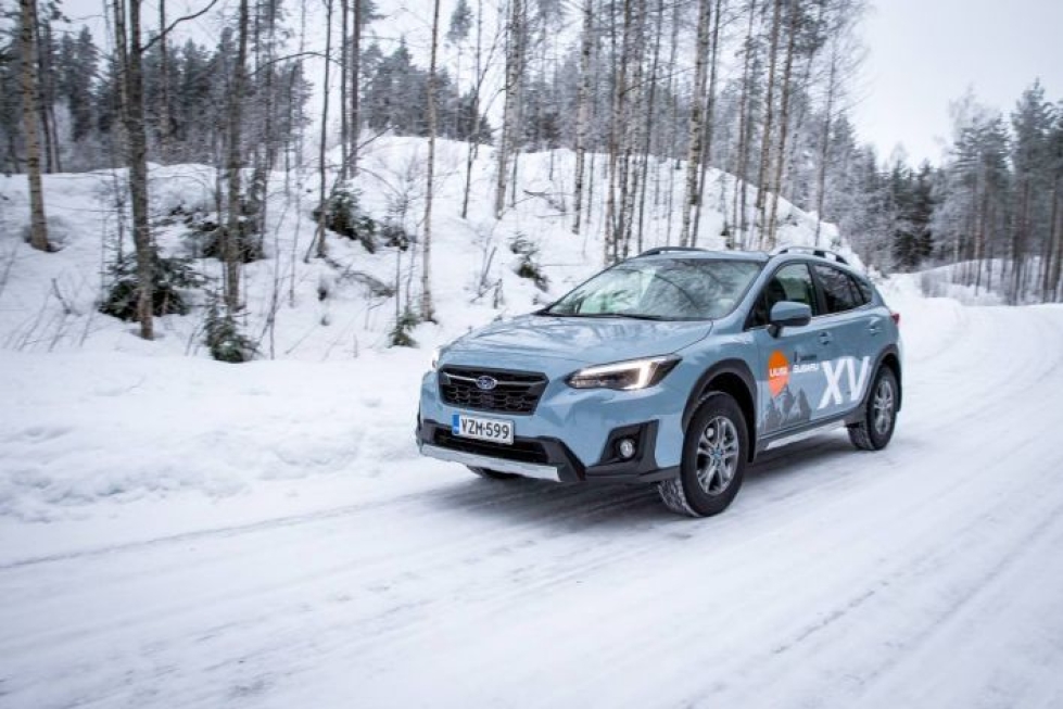 Subarun uusi XV on omimmassa ympäristössään mutkaisella kylätiellä.