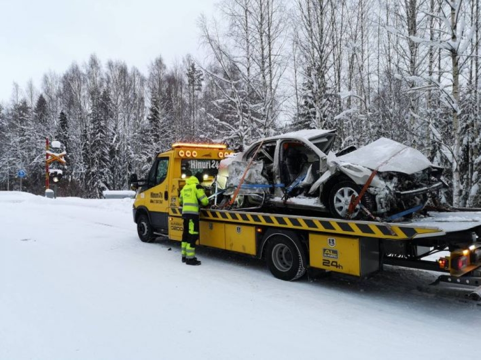 Onnettomuusauto Savon Sanomien kuvassa. Kuvassa näkyvä tasoristeys ei ole onnettomuuspaikka.
