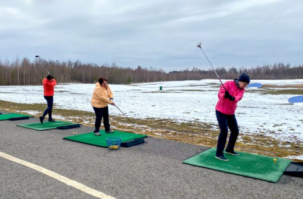 Kontiolahtelainen Mirka Turunen, liperiläinen Sannamari Kiviranta ja joensuulainen Jaana Fraser kannustavat naisia harrastamaan golfia. ”Jokainen voi harrastaa omalla tasollaan.”