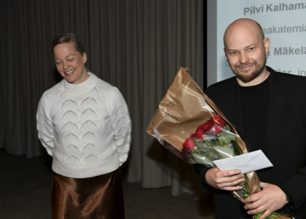 Aaron Heino palkittiin Espoossa, kuvassa vasemmalla Emman museonjohtaja Pilvi Kalhama. LEHTIKUVA / MARTTI KAINULAINEN