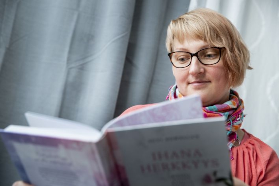 Joensuulainen lähihoitaja Laura Rieppo on sujuva lukija, mutta ei lukivaikeutensa takia aina ymmärrä lukemaansa.