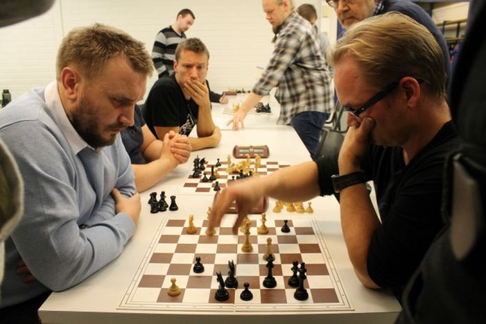 Pavel Blinkov (vas,.) ja Jukka Behm viimeisen kierroksen tiukassa taistelussa, joka huipentui viimeisillä sekunneilla Blinkovin virheeseen.