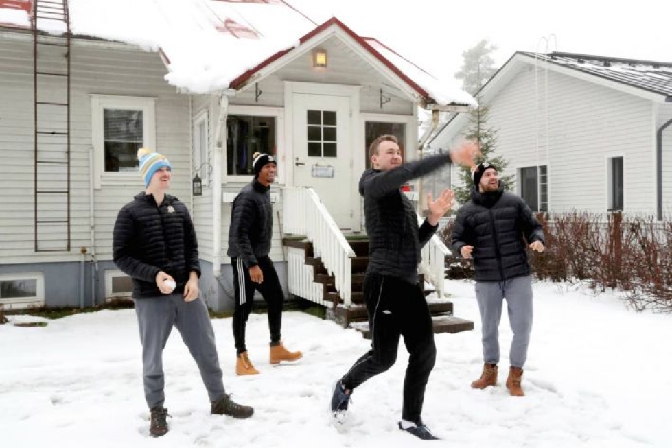 Joukon hiljaisin Petter Östvik näytti, miten lumipallo heitetään kahden puun välistä. Suoritusta ihailivat Kyle Foley (vas.), Eugene Stuart ja Bjarne Huus.