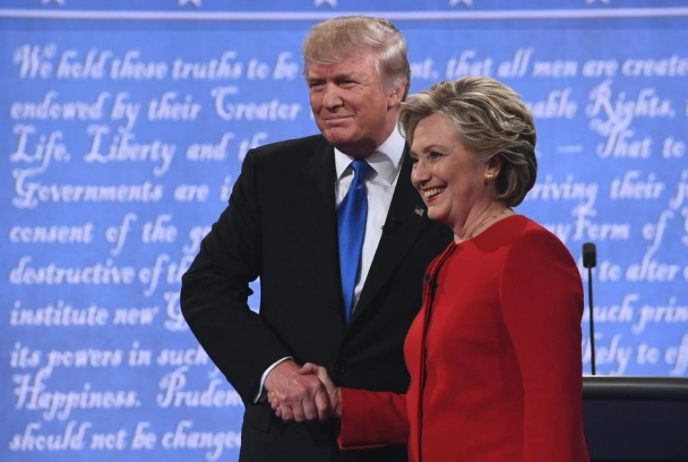 Presidenttiehdokkaat Donald Trump (vas.) ja Hillary Clinton kuvattuna ensimmäisen vaaliväittelyn alussa. LEHTIKUVA/AFP