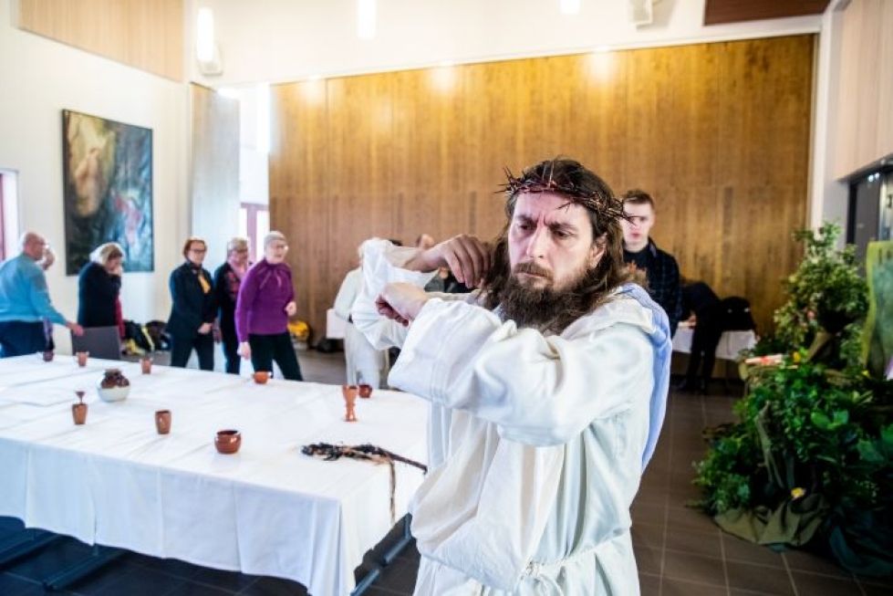 Tomi Laurikainen on jo konkari Jeesuksen roolissa. Työryhmä harjoitteli Ristintie-näytelmää torstaina seurakuntakeskuksessa Joensuussa.