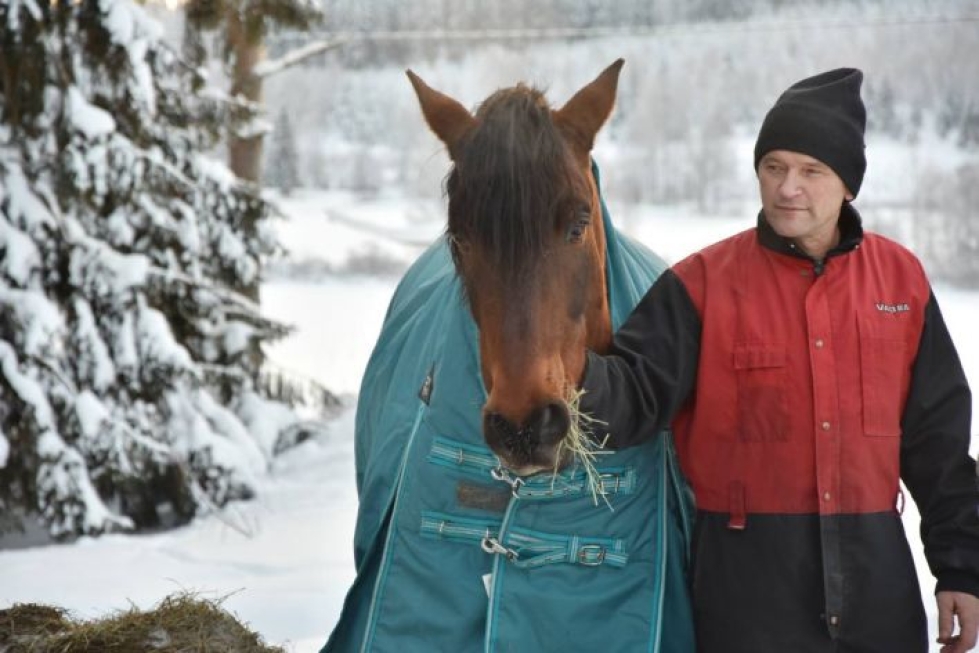Jukka Hakkaraisen mielestä kuntaliitos on parempi vaihtoehto kuin Valtimon itsenäisyys. Hakkaraisen maatilalla on lehmiä ja kaksi hevosta.