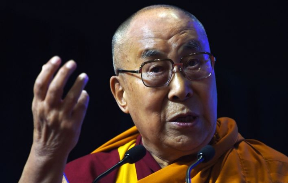 Uskonnollinen johtaja joutui sairaalaan tiistaina hengityselinvaivojen vuoksi. Dalai-laman kerrottiin kuitenkin jo torstaina palanneen normaaleihin päivärutiineihinsa sairaalassa. LEHTIKUVA / AFP / INDRANIL MUKHERJEE