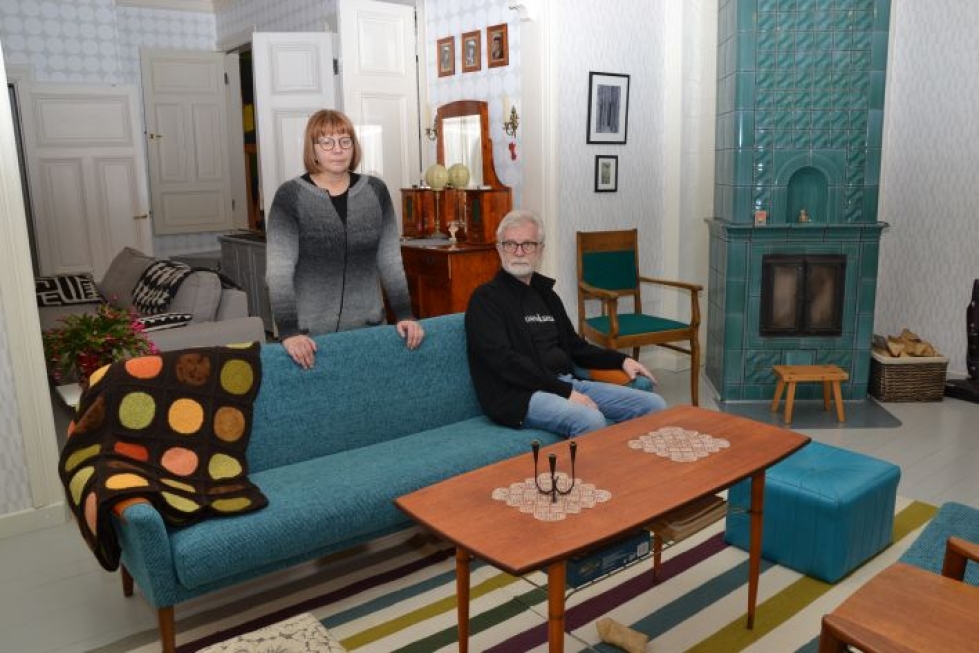 Aulan 1960-luvun sohvaryhmä pöytineen on Paula Kurjen kunnostama. Veijo Kurki kertoo tehneensä kodin remontin aikoinaan pitkälti itse, vain kolme kuukautta oli kirvesmies palkattuna. Vihreä uuni on muurattu 30 vuotta sitten.