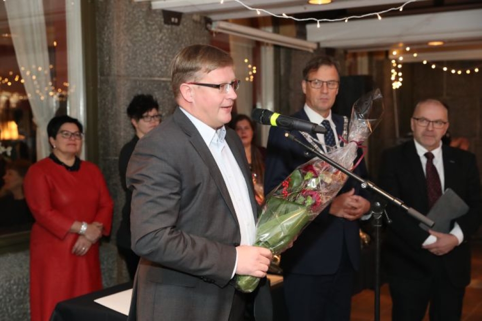 Ari Mononen palkittiin torstaiaamuna kaupungintalolla arvostetulla Joensuu-palkinnolla.