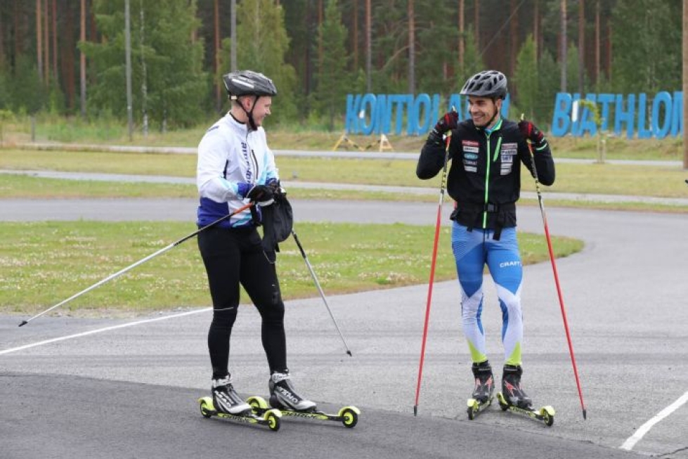 Niklas Peltoniemi ja Ahti Toivanen olivat torstaina rullahiihtolenkillä Kontiolahden ampumahiihtostadionilla.