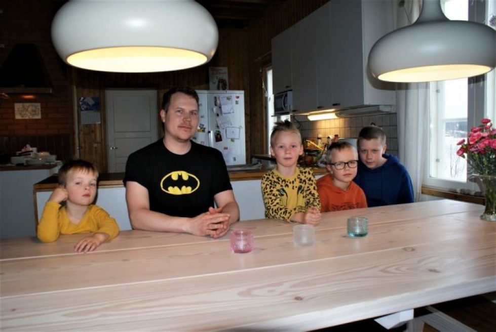 Kuvassa serkut Aku ja Hugo, keskellä Pekka Harinen ja hänen poikansa Alpo ja Panu.