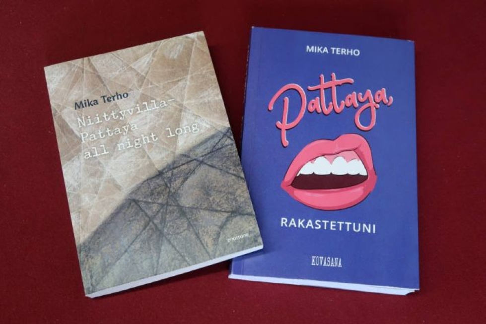 Erikoinen tapaus: suomalainen romaani, joka on ilmestynyt kahtena erilaisena versiona. Vasemmalla Niittyvilla-Pattaya all night long (Enostone 2014), oikealla Pattaya, rakastettuni (Kovasana 2021).
