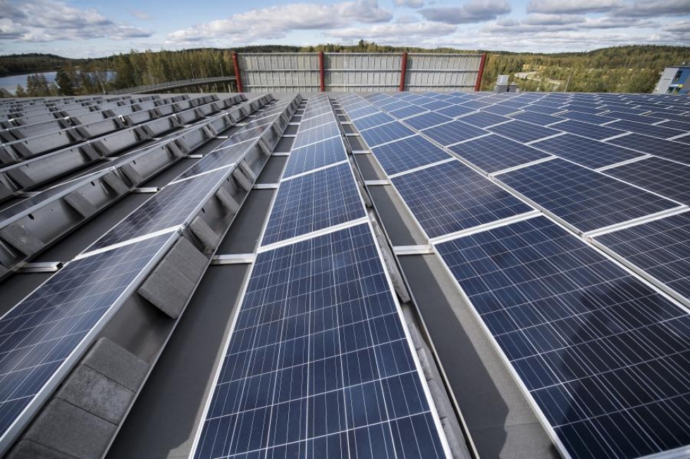 Aurinkopaneeleita asennetaan kuntien kiinteistöjen lisäksi myös yritysten katoille. 