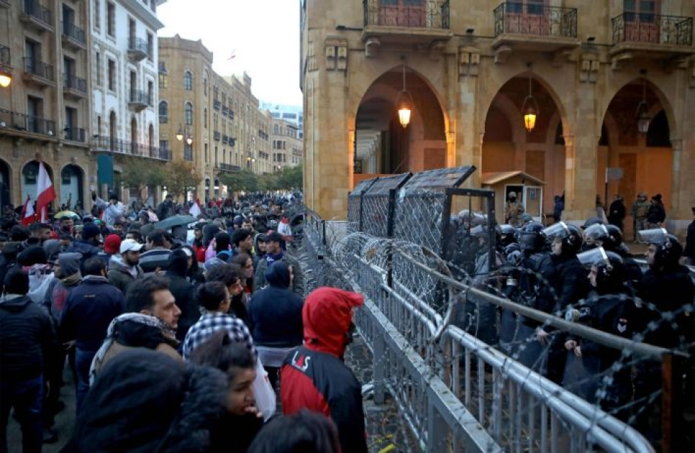 Sadat ihmiset kokoontuivat sunnuntaina Beirutin keskustaan barrikadeille, joilla estettiin pääsy parlamenttirakennuksen luo. LEHTIKUVA/AFP