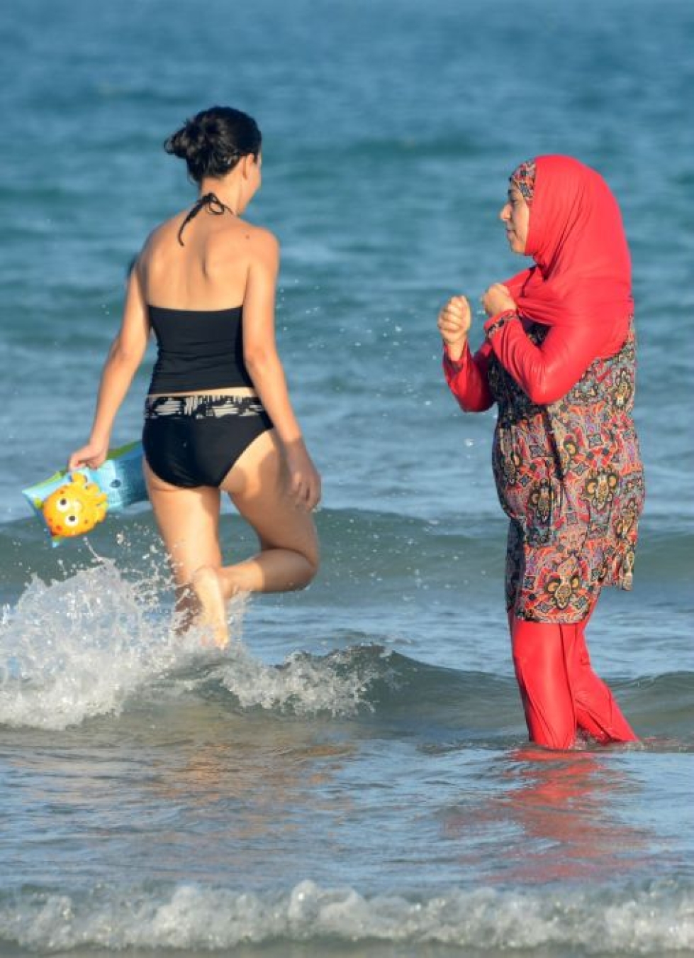 Musliminaisten suosiman, peittävän uimapuvun käyttö on kielletty noin 30 paikkakunnalla eri puolilla Ranskaa. LEHTIKUVA/AFP