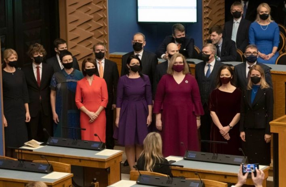 Viron reformipuolueen puheenjohtaja ja maan uusi pääministeri Kaja Kallas (alarivissä oikealla) kuvattiin yhdessä hallituksensa kanssa Viron parlamentissa riigikogussa Tallinnassa tiistaina.