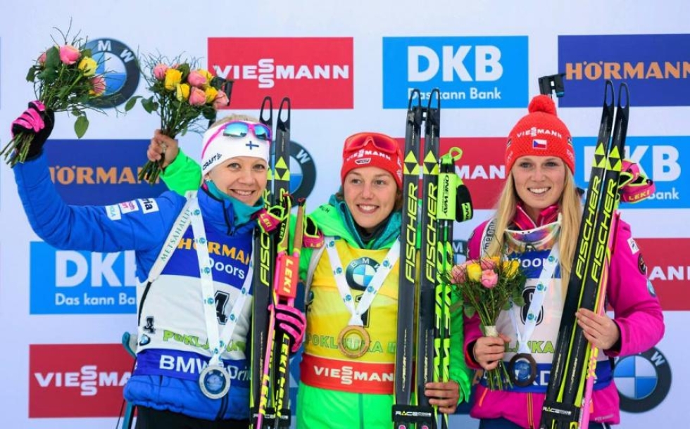 Iloinen mitalikolmikko palkintopallilla. Kaisa Mäkäräisen vieressä voittaja Saksan Laura Dahlmeier sekä kolmanneksi tullut yllättäjä Tshekin Eva Purskarcikova.