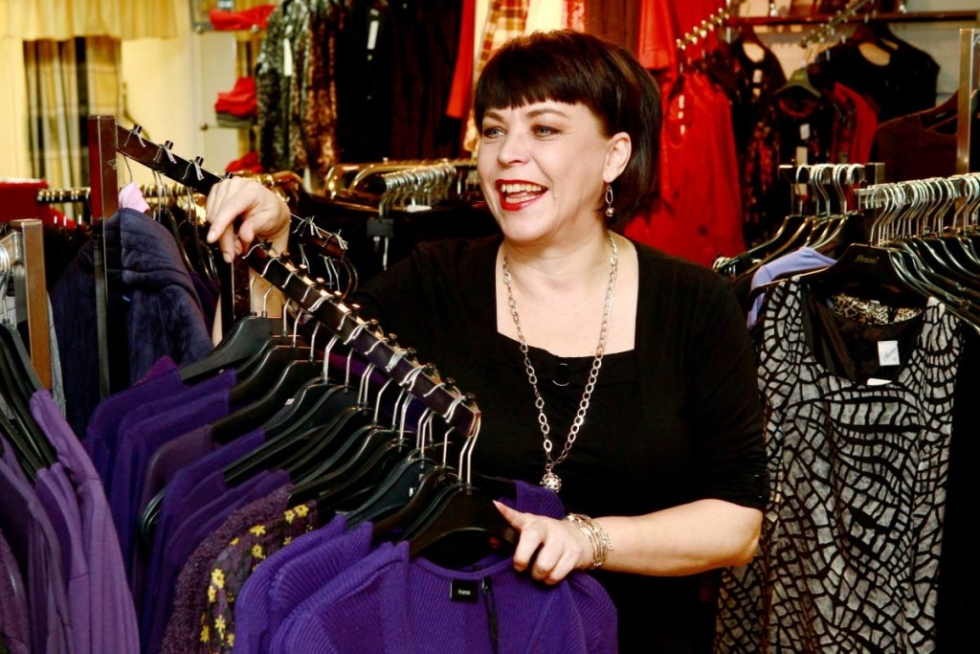 Donna-vaateliikkeen yrittäjä Anja Rinkinen toteaa, että suomalaiset ovat pyöristyneet. Hänen liikkeessään myydään päivittäin yli 50-kokoisia vaatteita.