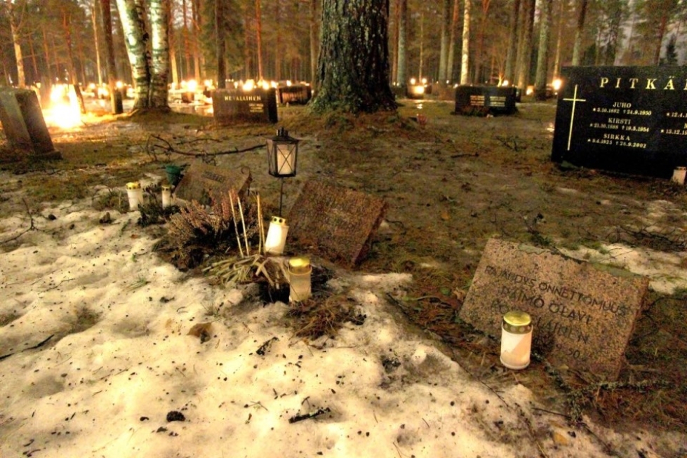 Mähkön hautausmaalla on kaikkien neljän uhrin haudat, mutta kivi pystytettiin vain kolmelle.