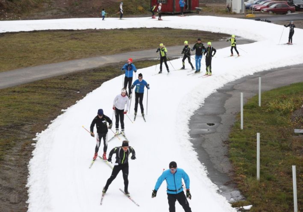 Kontiolahden jäähdytetyn ladun avaus keräsi torstaina runsaasti eri-ikäisiä hiihtäjiä ampumahiihtostadionille.