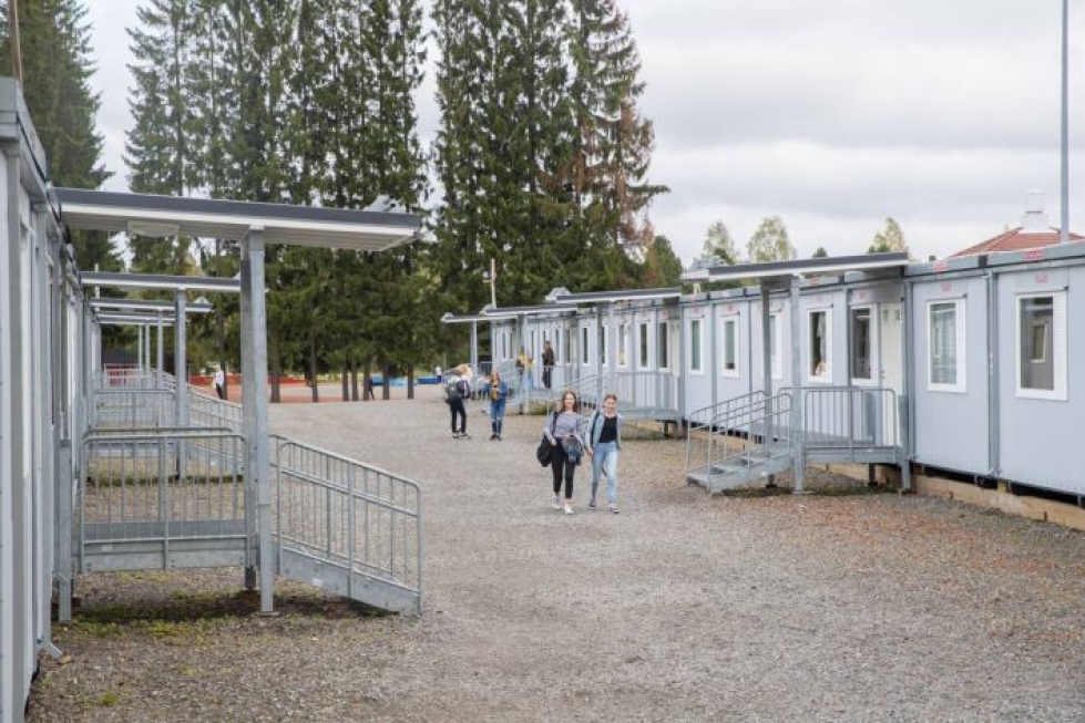 Tästä parakkikylästä päästään eroon vain kalliilla investoinneilla. Yläkoulu Ylämyllylle maksaa noin 20 miljoonaa euroa.
