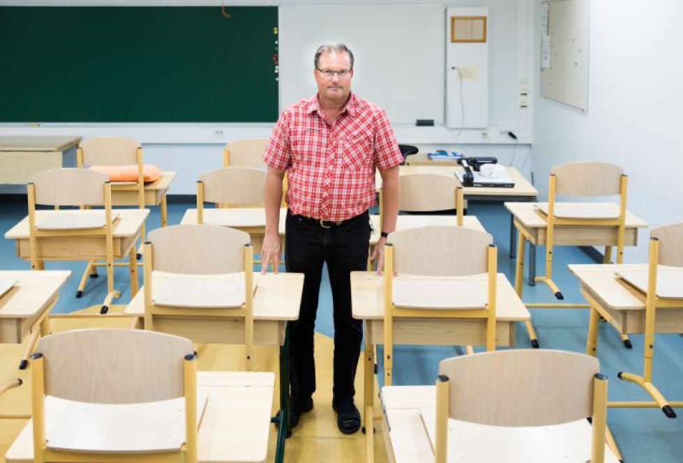 Onko 18 pulpettia paljon vai vähän? Suurin Anssi Rauman opettama luokka oli yli kaksinkertainen, kun taas pienimpiä kyläkouluja mahtuisi samaan tilaan useampikin.