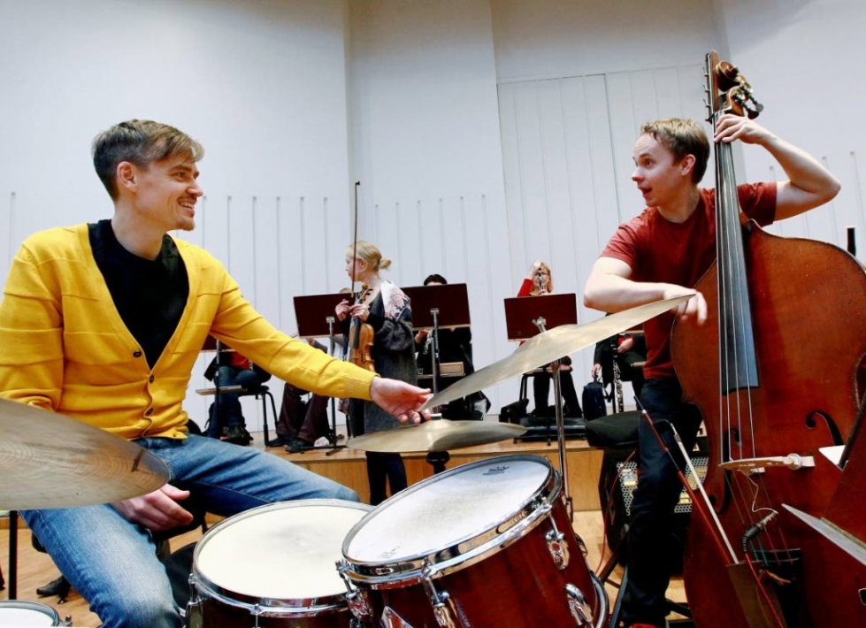 Rumpali Teppo Mäkynen soittaa tänään Carelia-salissa Charlie Parkerin musiikkia. Komppiryhmässä mukana myös kontrabasisti Ville Herrala.