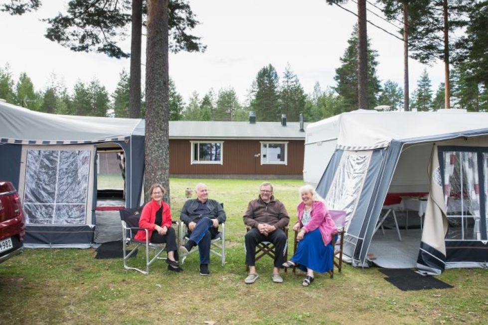 Arja ja Tauvo Viljanen sekä Veikko ja Eija Viljanen ovat saapuneet Ruokkeen Lomakylään lähes joka vuosi jo 32 vuoden ajan.