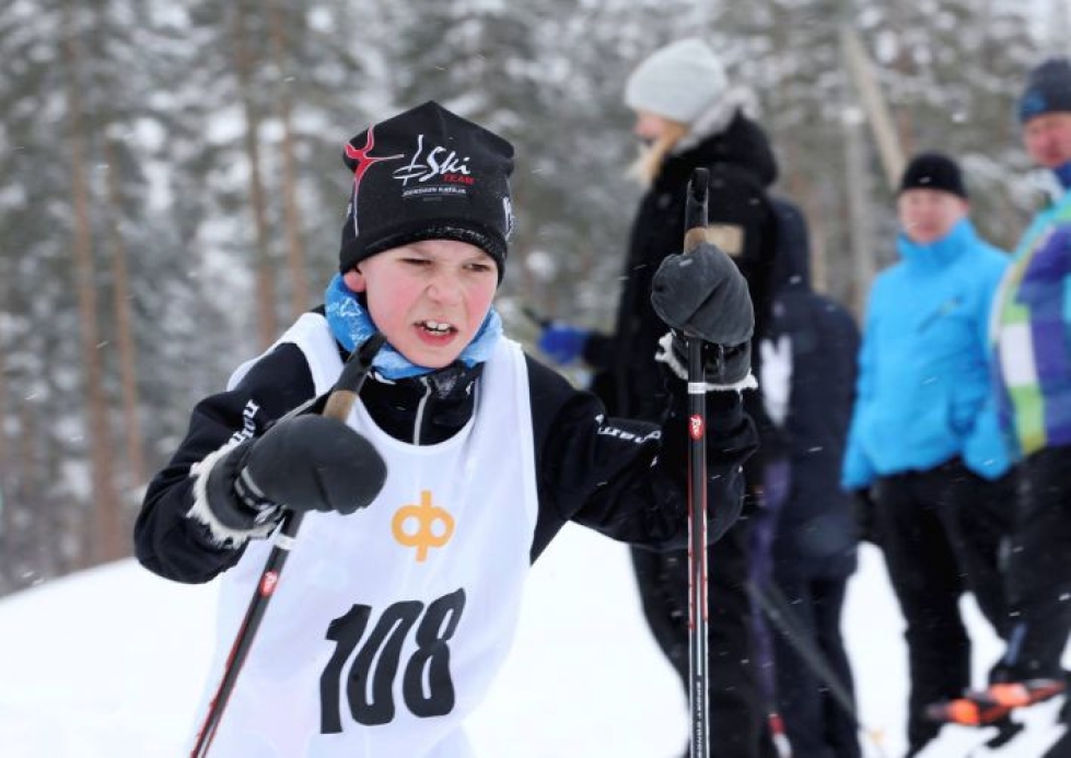Joensuun Katajan 8-vuotias Voitto Voutilainen lähestyy maalia 10-vuotiaiden sarjassa. Hiihdettävä matka oli 15 kilometriä.