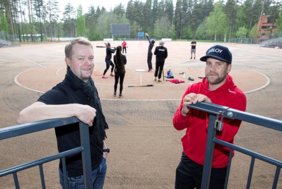 Jonne Martikainen (vas.) ja Sami Österlund toivovat, että Joensuun Mailan pelitaitoleirit kiinnostavat maakunnan nuoria.