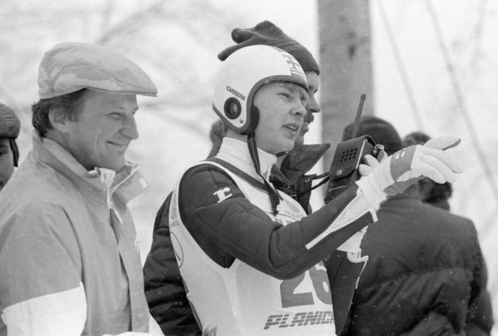 Matti Nykänen (keskellä), lajipäällikkö Matti Pullin (vasemmalla) ja valmentaja Risto Pirttimäen kanssa seuraamassa tulosta Matin maailmanennätyshypyn jälkeen Planican lentomäen MM-kisoissa 1985.
