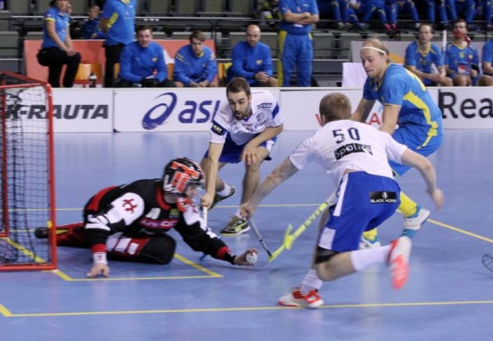 Suomen Rickie Hyvärinen ja Tero Tiitu (50) pelasivat Ruotsia vastaan maaottelussa Joensuussa helmikuussa 2012. Kansainvälinen salibandyliitto on miettinyt muutoksia maaotteluihin.