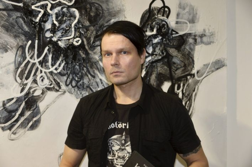 Sarjakuvataiteilija Sami Makkonen on sovittanut Kalevalan pitkäksi sarjakuvaromaaniksi. LEHTIKUVA / MESUT TURAN
