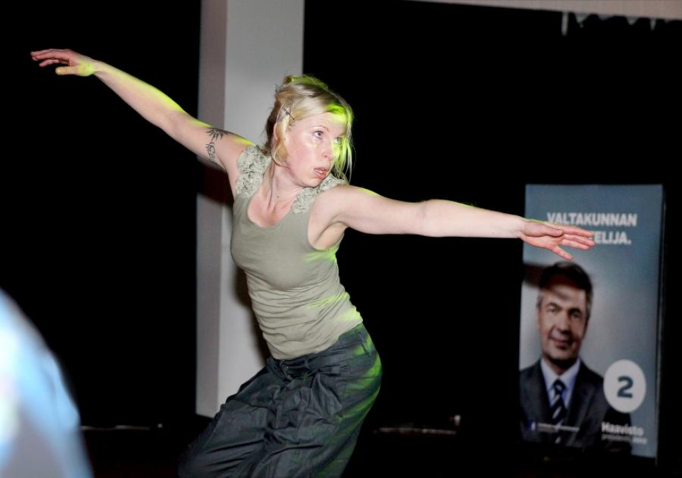 Tanssitaiteilija Mira Laakkonen esiintyi illassa yhdessä Mammu Koskelon ja Poken kanssa.
