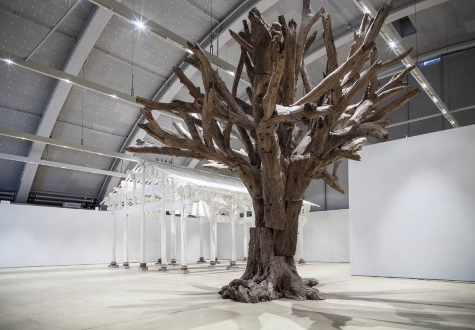 Ai Weiwein näyttely on esillä Helsingin taidemuseossa. Kuvassa teokset Tree (2010) ja White House (2015). Kuva: HAM/Maija Toivanen.