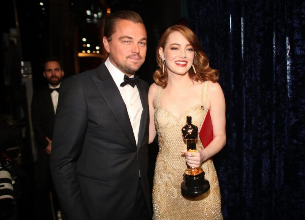 Leonardo DiCaprio osallistui Oscar-gaalaan, jossa poseerasi yhdessä Emma Stonen kanssa.