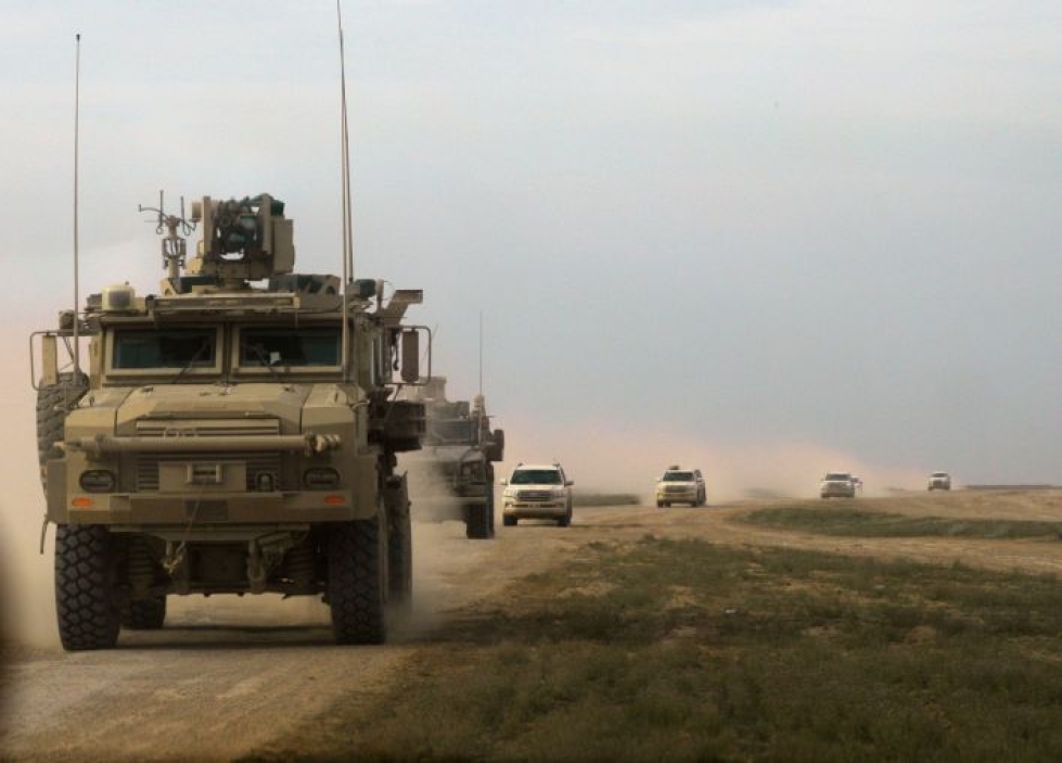 Yhdysvaltojen tukeman liittouman ajoneuvot liikkeellä Isisin vastaisessa operaatiossa Syyrian Deir Ezzorissa torstaina. Lehtikuva / AFP