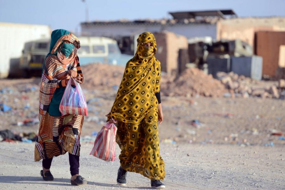 Naisia Smaran pakolaisleirillä Algeriassa. Heidän omaisensa voivat asua jopa satojen kilometrien päässä Länsi-Saharassa, jota Marokko pitää osana omaa aluettaan. LEHTIKUVA/AFP