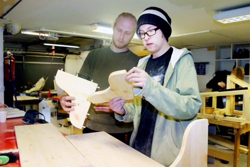 Työvalmentaja Vesa Mitrunen opettaa Lauri Jaakkosta rakentamaan hyllyä. Jaakkonen toivoo pääsevänsä opiskelemaan puualaa ammattikouluun.