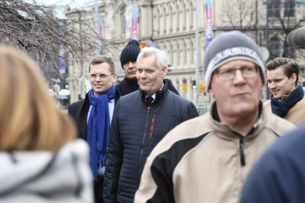 SDP:n puoluesihteeri Antton Rönnholm (takana vas.) kertoo puolueen tarjoavan erilaisia ohjeistuksia kampanjoinnissa vastaan tuleviin tilanteisiin. LEHTIKUVA / HEIKKI SAUKKOMAA