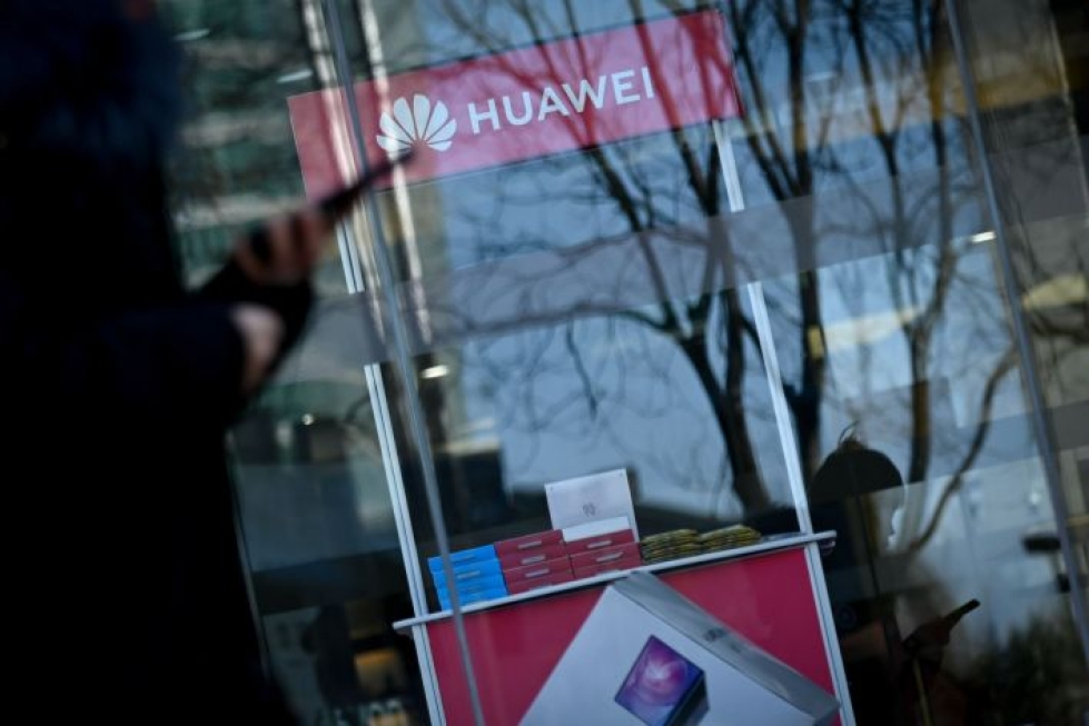 Kiinalainen mobiilijätti Huawei erotti työntekijänsä, joka pidätettiin Puolassa epäiltynä vakoilusta. Lehtikuva/AFP