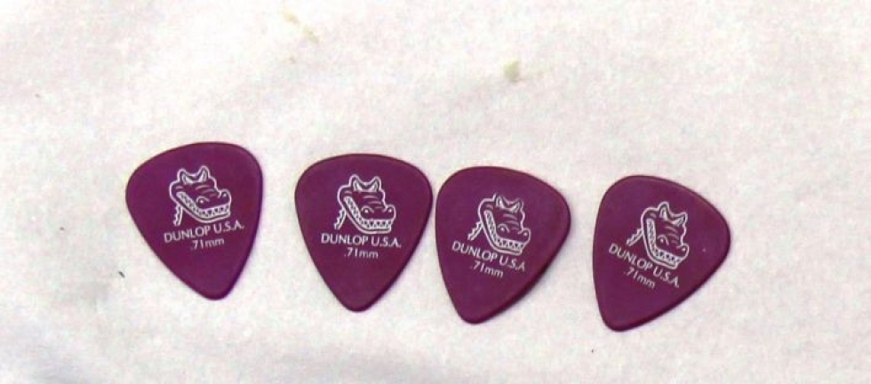 Vainajan taskuista löytyi neljä kitaransoitossa käytettävää vaaleanpunaista plektraa.