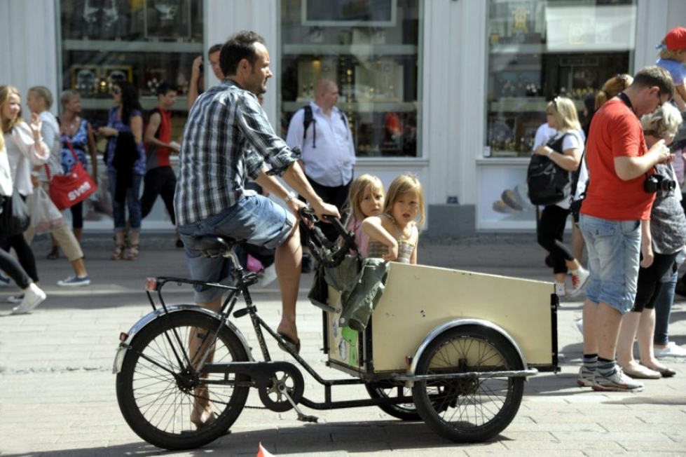 Perhe pyöräretkellä Kööpenhaminassa. Tanska on Unicefin mukaan oikeudenmukaisin maa lapsille. LEHTIKUVA / Sari Gustafsson