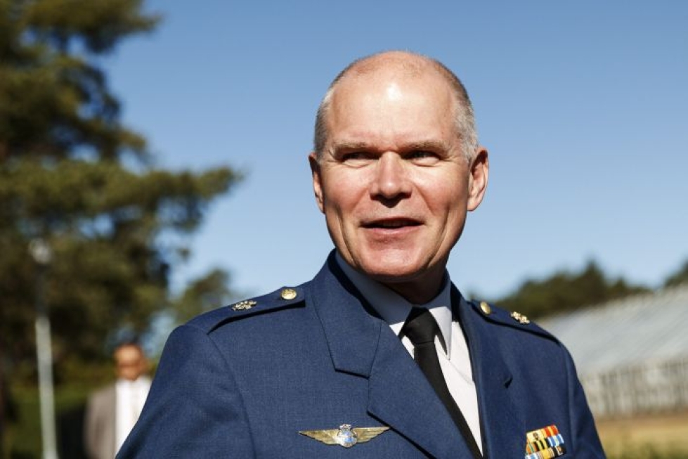 Puolustusvoimien komentajan Jarmo Lindbergin mukaan lisäväkeä tarvitaan erityisesti valmiuden turvaamiseen. LEHTIKUVA / RONI REKOMAA